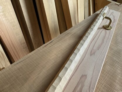 タモの木　八角形の手摺り　L字型真鍮金具付き　ちょうなはつり仕上げ　60cm〜120cm - 画像 (3)