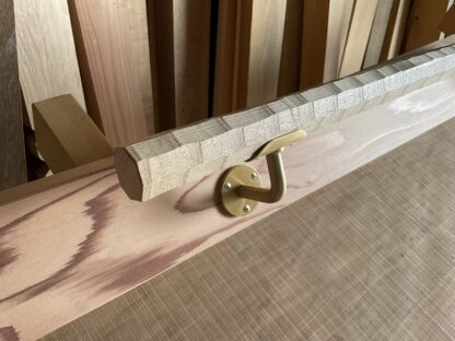 タモの木　八角形の手摺り　L字型真鍮金具付き　ちょうなはつり仕上げ　60cm〜120cm