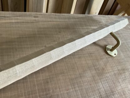 タモの木　六角形の手摺り　L字型真鍮金具付き　横使い　ちょうなはつり(名栗)仕上げ　60cm〜120cm - 画像 (2)