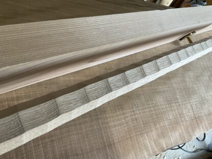 タモの木　六角形の手摺り　L字型真鍮金具付き　横使い　ちょうなはつり(名栗)仕上げ　60cm〜120cm - 画像 (7)