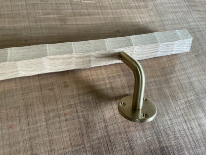 タモの木　六角形の手摺り　L字型真鍮金具付き　横使い　ちょうなはつり(名栗)仕上げ　60cm〜120cm - 画像 (4)