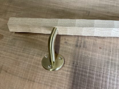 タモの木　六角形の手摺り　L字型真鍮金具付き　横使い　ちょうなはつり(名栗)仕上げ　60cm〜120cm - 画像 (3)