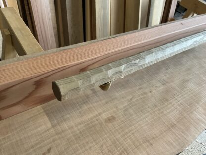 キハダの木　八角形の手摺り　L字型真鍮金具付き　ちょうなはつり(名栗)仕上げ　60cm〜120cm - 画像 (7)
