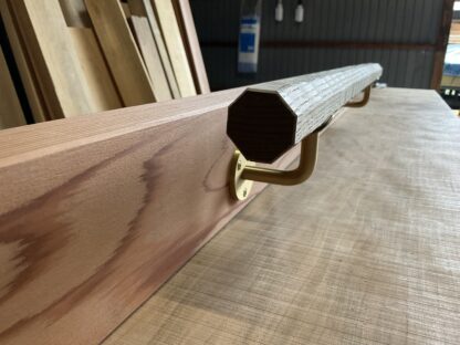 キハダの木　八角形の手摺り　L字型真鍮金具付き　ちょうなはつり(名栗)仕上げ　60cm〜120cm - 画像 (9)