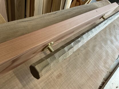 キハダの木　八角形の手摺り　L字型真鍮金具付き　ちょうなはつり(名栗)仕上げ　60cm〜120cm - 画像 (6)