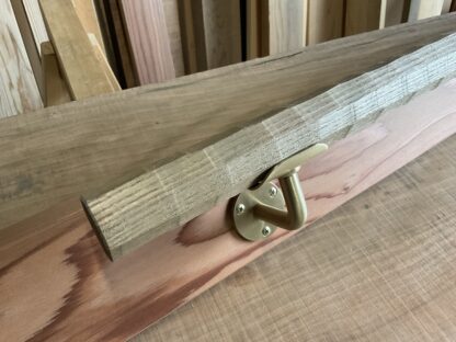 キハダの木　八角形の手摺り　L字型真鍮金具付き　ちょうなはつり(名栗)仕上げ　60cm〜120cm - 画像 (5)