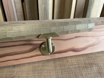 キハダの木　八角形の手摺り　L字型真鍮金具付き　ちょうなはつり(名栗)仕上げ　60cm〜120cm - 画像 (4)
