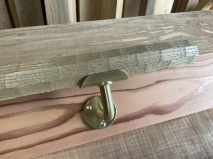 キハダの木　八角形の手摺り　L字型真鍮金具付き　ちょうなはつり(名栗)仕上げ　60cm〜120cm - 画像 (3)