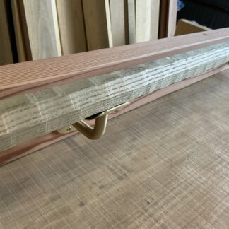 キハダの木　八角形の手摺り　L字型真鍮金具付き　ちょうなはつり(名栗)仕上げ　60cm〜120cm