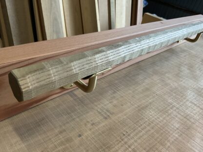 キハダの木　八角形の手摺り　L字型真鍮金具付き　ちょうなはつり(名栗)仕上げ　60cm〜120cm