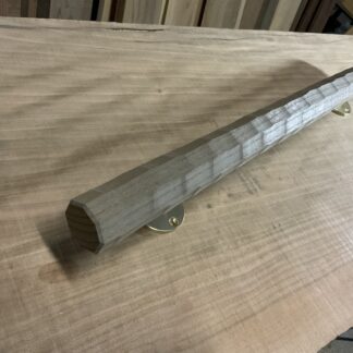 キハダの木　八角形の手摺り　真鍮金具付き　ちょうなはつり(名栗)仕上げ　60cm〜120cm