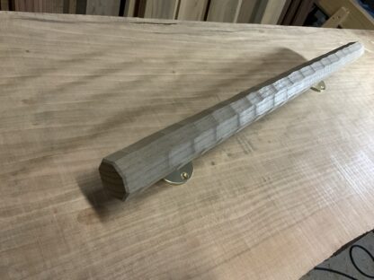 キハダの木　八角形の手摺り　真鍮金具付き　ちょうなはつり(名栗)仕上げ　60cm〜120cm