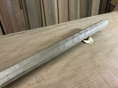キハダの木　八角形の手摺り　真鍮金具付き　ちょうなはつり(名栗)仕上げ　60cm〜120cm - 画像 (2)