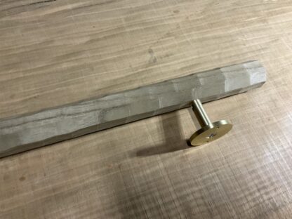 キハダの木　八角形の手摺り　真鍮金具付き　ちょうなはつり(名栗)仕上げ　60cm〜120cm - 画像 (3)