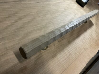 キハダの木　八角形の手摺り　真鍮金具付き　ちょうなはつり(名栗)仕上げ　60cm〜120cm - 画像 (4)