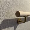 ヒノキ　丸い手摺り　横使い　無垢材　34ミリ径　 真鍮金具付き 長さ60cm〜100cm - 画像 (3)