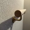 ヒノキ　丸い手摺り　横使い　無垢材　34ミリ径　 真鍮金具付き 長さ60cm〜100cm - 画像 (2)