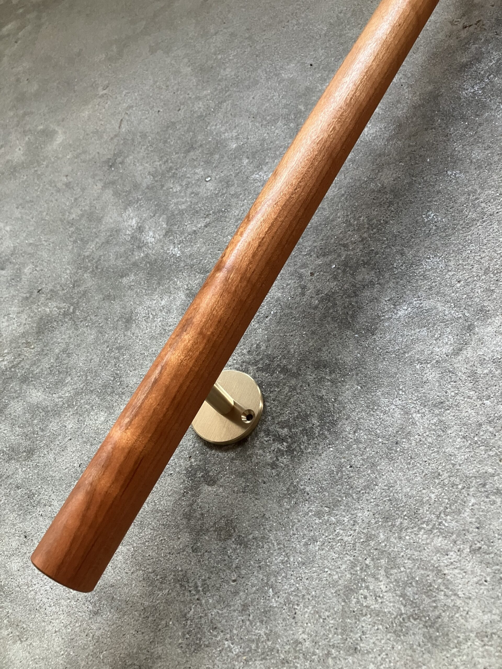 山桜 丸い手摺り 無垢材 35ミリ径 真鍮金具付き 長さ60cm〜100cm - 画像 (3)