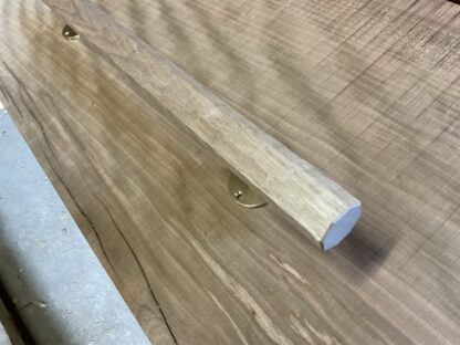 くるみの木　ちょうなはつり(名栗)仕上げの手摺り　真鍮金具付き　60cm