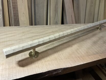 ナラの木　八角形の手摺り　ちょうなはつり(名栗)仕上げ　真鍮金具付き長さ90cm - 画像 (10)