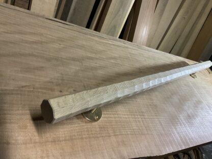 ナラの木　八角形の手摺り　ちょうなはつり(名栗)仕上げ　真鍮金具付き長さ90cm - 画像 (8)