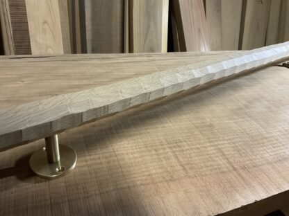 ナラの木　八角形の手摺り　ちょうなはつり(名栗)仕上げ　真鍮金具付き長さ90cm - 画像 (7)