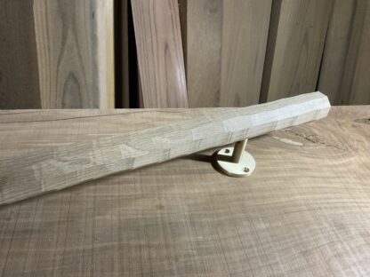 ナラの木　八角形の手摺り　ちょうなはつり(名栗)仕上げ　真鍮金具付き長さ90cm - 画像 (6)
