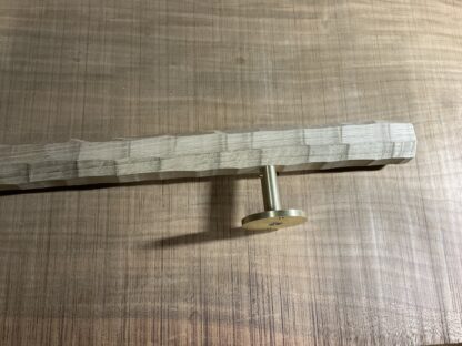 ナラの木　八角形の手摺り　ちょうなはつり(名栗)仕上げ　真鍮金具付き長さ90cm - 画像 (5)