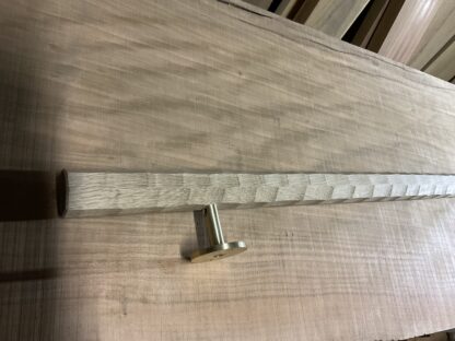 ナラの木　八角形の手摺り　ちょうなはつり(名栗)仕上げ　真鍮金具付き長さ90cm - 画像 (4)