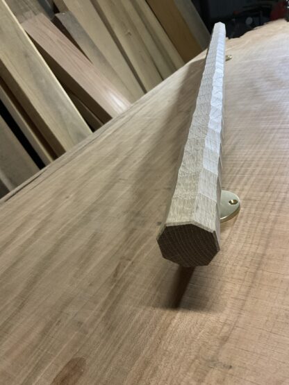 ナラの木　八角形の手摺り　ちょうなはつり(名栗)仕上げ　真鍮金具付き長さ90cm - 画像 (3)