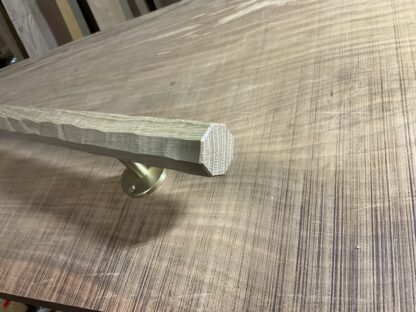 ナラの木　八角形の手摺り　ちょうなはつり(名栗)仕上げ　真鍮金具付き長さ90cm - 画像 (2)