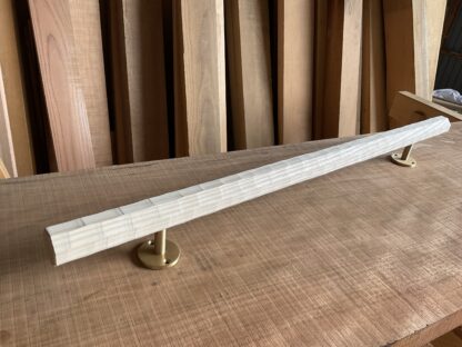トネリコの木　八角形の手摺り　ちょうなはつり(名栗)仕上げ　真鍮金具付き長さ80cm - 画像 (7)