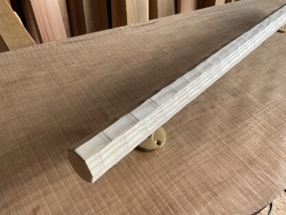 トネリコの木　八角形の手摺り　ちょうなはつり(名栗)仕上げ　真鍮金具付き長さ80cm - 画像 (6)