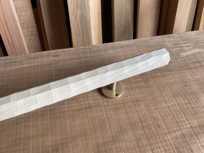 トネリコの木　八角形の手摺り　ちょうなはつり(名栗)仕上げ　真鍮金具付き長さ80cm - 画像 (5)
