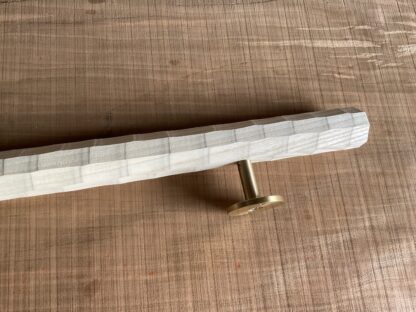 トネリコの木　八角形の手摺り　ちょうなはつり(名栗)仕上げ　真鍮金具付き長さ80cm - 画像 (3)