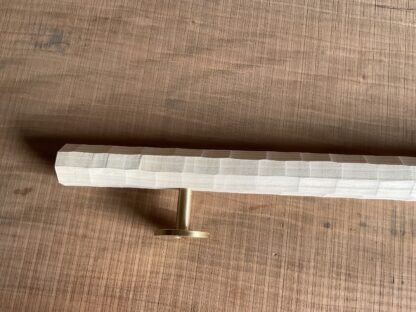 トネリコの木　八角形の手摺り　ちょうなはつり(名栗)仕上げ　真鍮金具付き長さ80cm - 画像 (2)