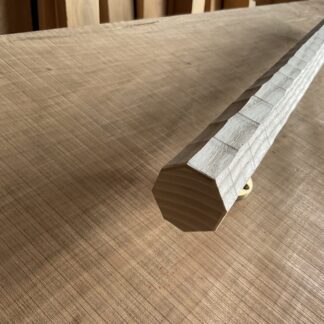 トネリコの木　八角形の手摺り　ちょうなはつり(名栗)仕上げ　真鍮金具付き長さ80cm
