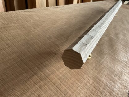トネリコの木　八角形の手摺り　ちょうなはつり(名栗)仕上げ　真鍮金具付き長さ80cm