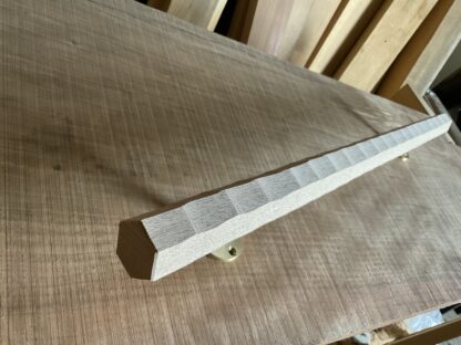 タモの木　六角形の手摺り　真鍮金具付き　ちょうなはつり(名栗)仕上げ　60cm〜120cm - 画像 (15)