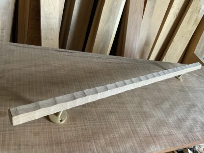 タモの木　六角形の手摺り　真鍮金具付き　ちょうなはつり(名栗)仕上げ　60cm〜120cm