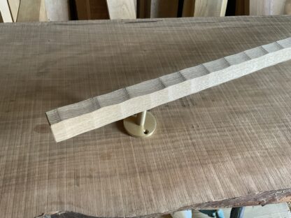 タモの木　六角形の手摺り　真鍮金具付き　ちょうなはつり(名栗)仕上げ　60cm〜120cm - 画像 (8)