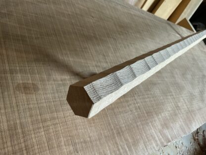 タモの木　六角形の手摺り　真鍮金具付き　ちょうなはつり(名栗)仕上げ　60cm〜120cm - 画像 (2)