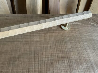 タモの木　六角形の手摺り　真鍮金具付き　ちょうなはつり(名栗)仕上げ　60cm〜120cm - 画像 (7)
