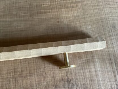 タモの木　六角形の手摺り　真鍮金具付き　ちょうなはつり(名栗)仕上げ　60cm〜120cm - 画像 (6)