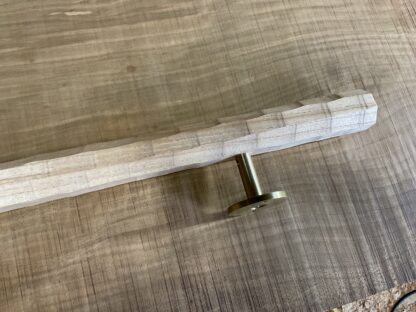 センダンの木　八角形の手摺り　ちょうなはつり(名栗)仕上げ　長さ80cm - 画像 (5)