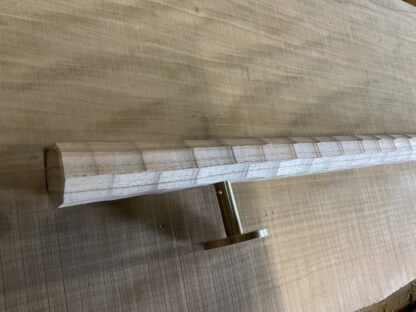 センダンの木　八角形の手摺り　ちょうなはつり(名栗)仕上げ　長さ80cm - 画像 (4)