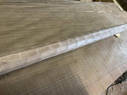 センダンの木　八角形の手摺り　ちょうなはつり(名栗)仕上げ　長さ80cm - 画像 (2)