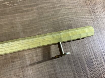 ウルシの木　ちょうなはつり(名栗)仕上げの手摺り　八角形　長さ85cm - 画像 (4)