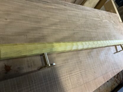 ウルシの木　ちょうなはつり(名栗)仕上げの手摺り　八角形　長さ85cm - 画像 (3)