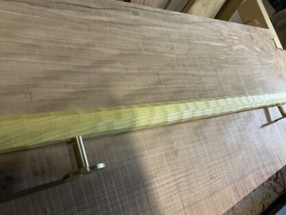 ウルシの木　ちょうなはつり(名栗)仕上げの手摺り　八角形　長さ85cm - 画像 (2)
